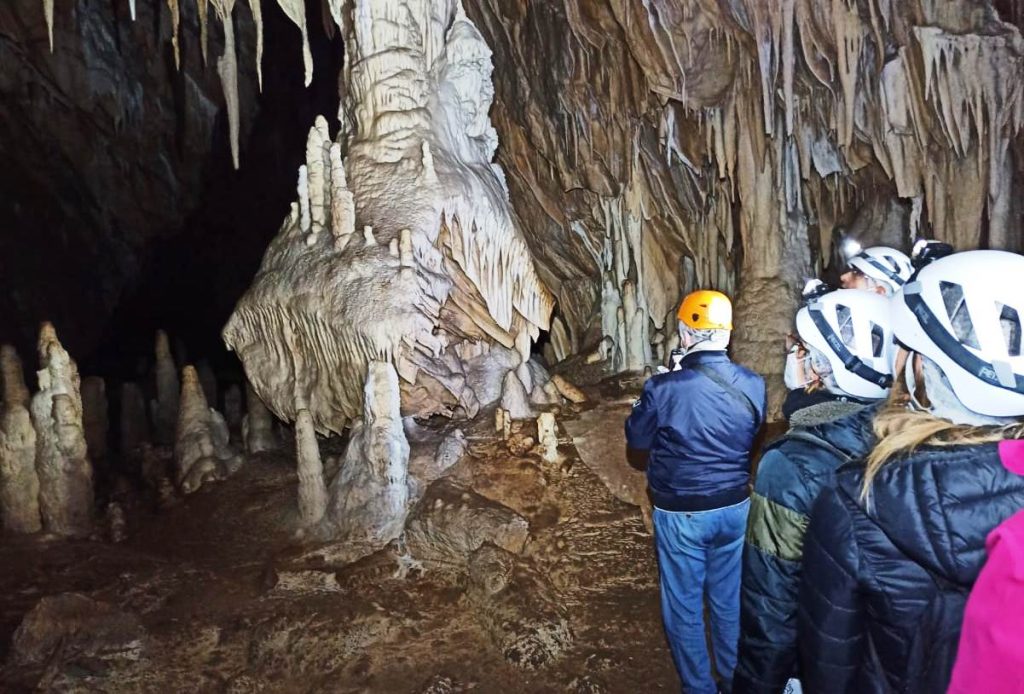 Le differenze tra "stalattiti" e "stalagmiti" 8 particolare visita educational tour grotte di pietrasecca maggio 2022