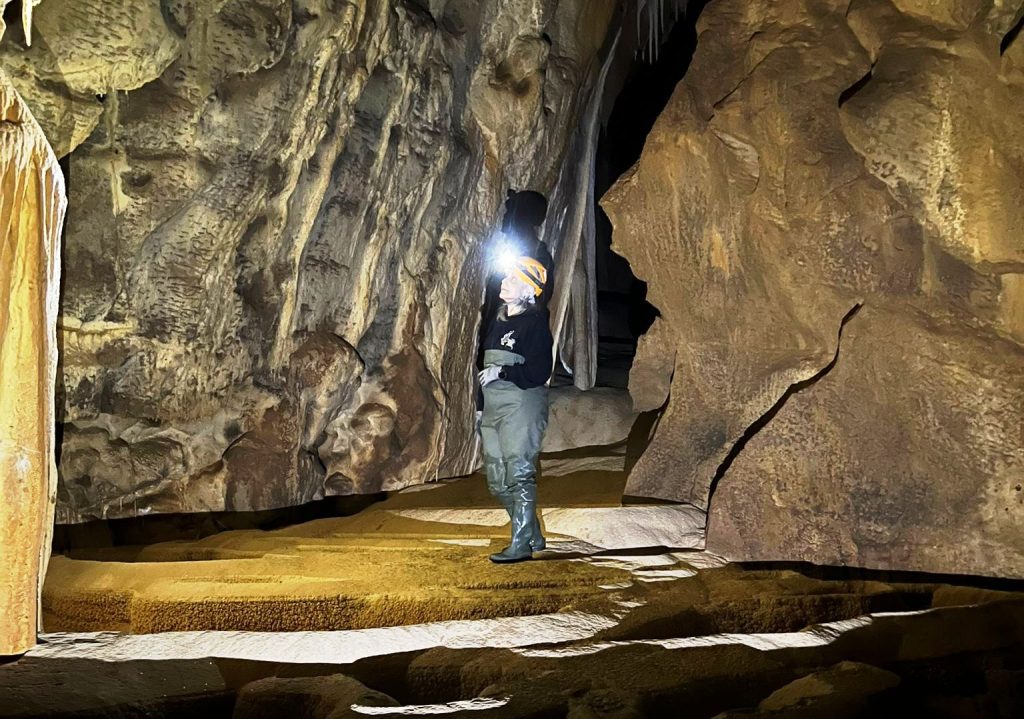 Come si formano le stalattiti 9 visita interno grotte luce caschetto